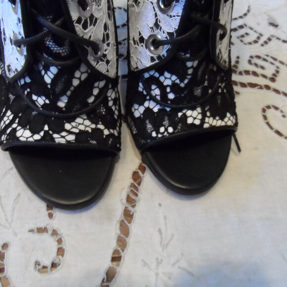 New Givenchy Black Leather w/White Lace Overlay Lace Up Heeled AnkleBoots Size 8 - Picture 5 of 16